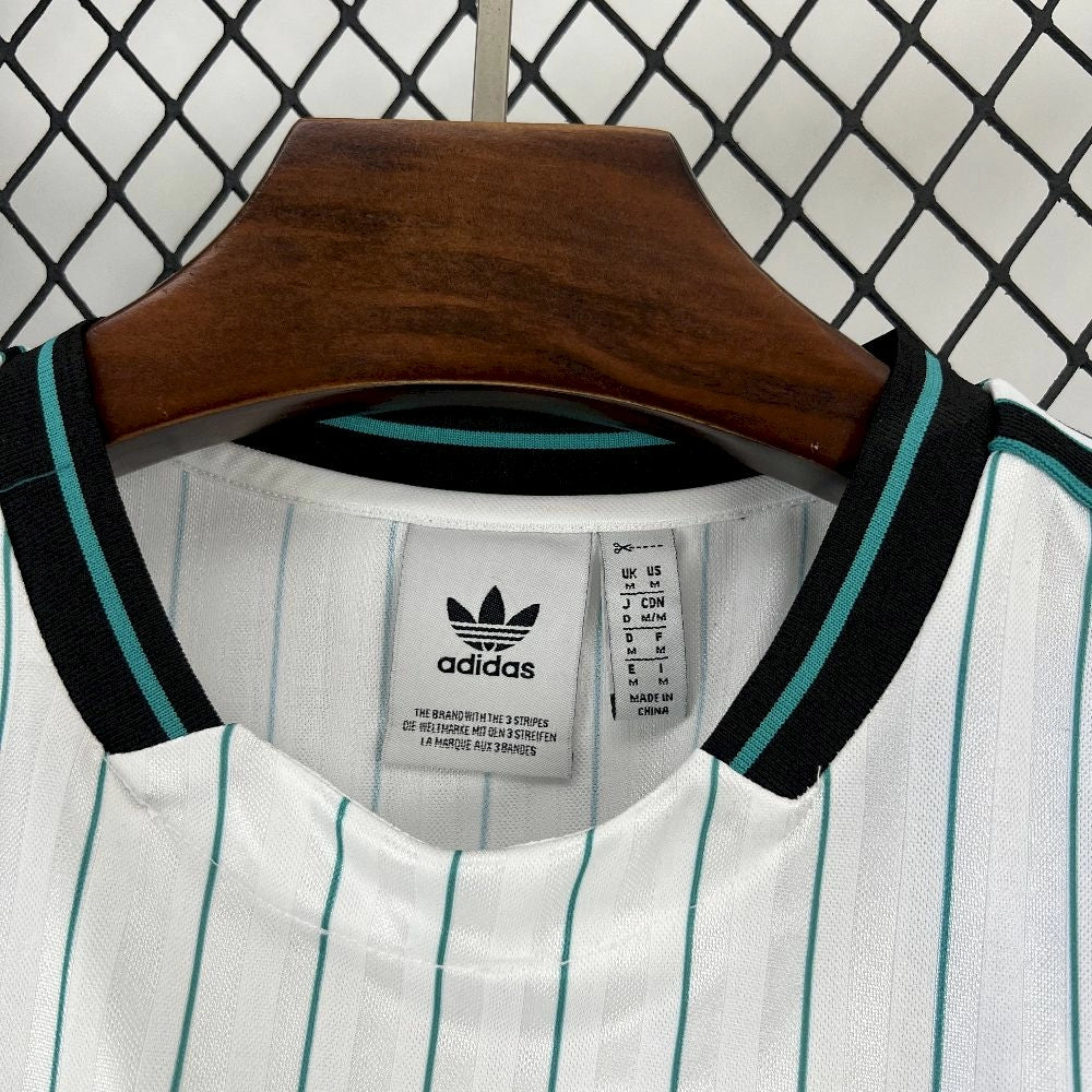 Liverpool Icon - Stadium Kit